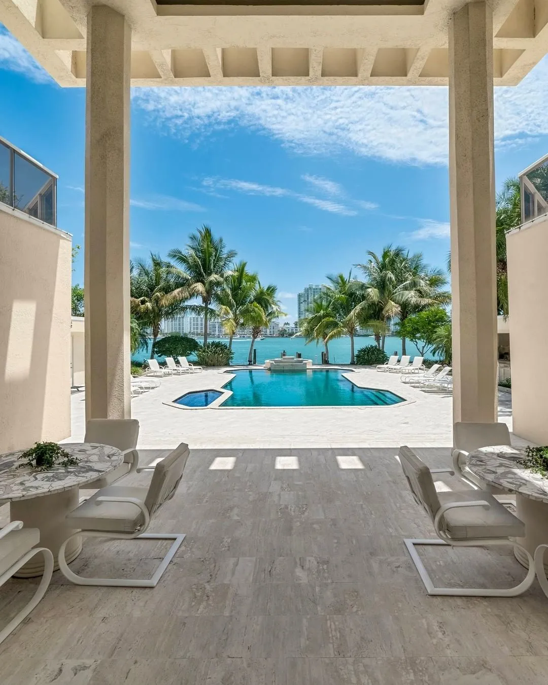 Área externa da mansão com acesso à piscina