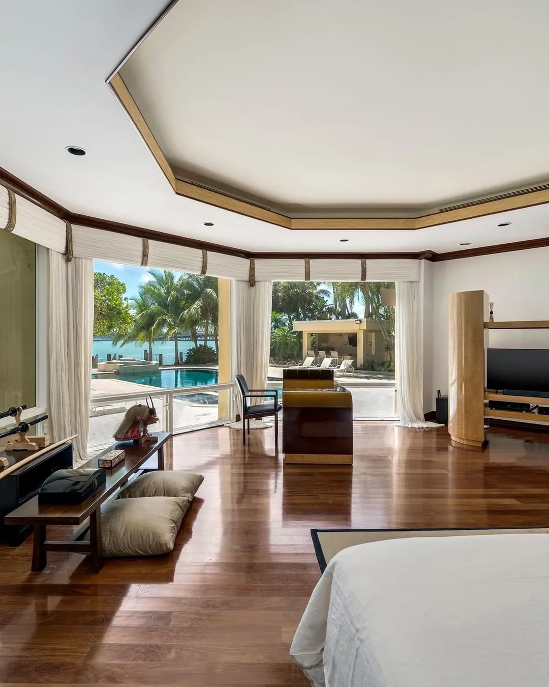 Quarto com vista para a piscina