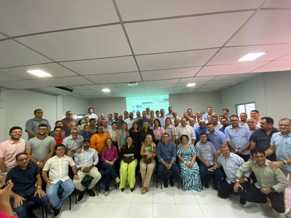 Encontro entre mandatários e mandatárias de prefeituras cearenses na sede da Aprece, nesta quarta-feira (23).