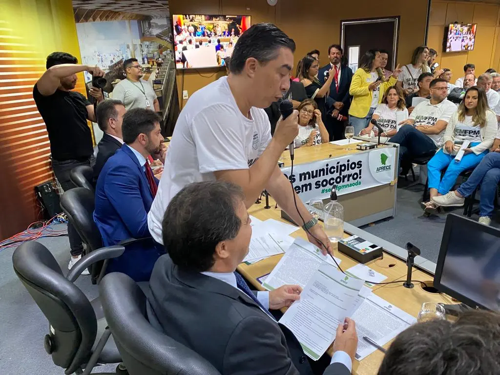 Junior Castro entrega carta para Evandro