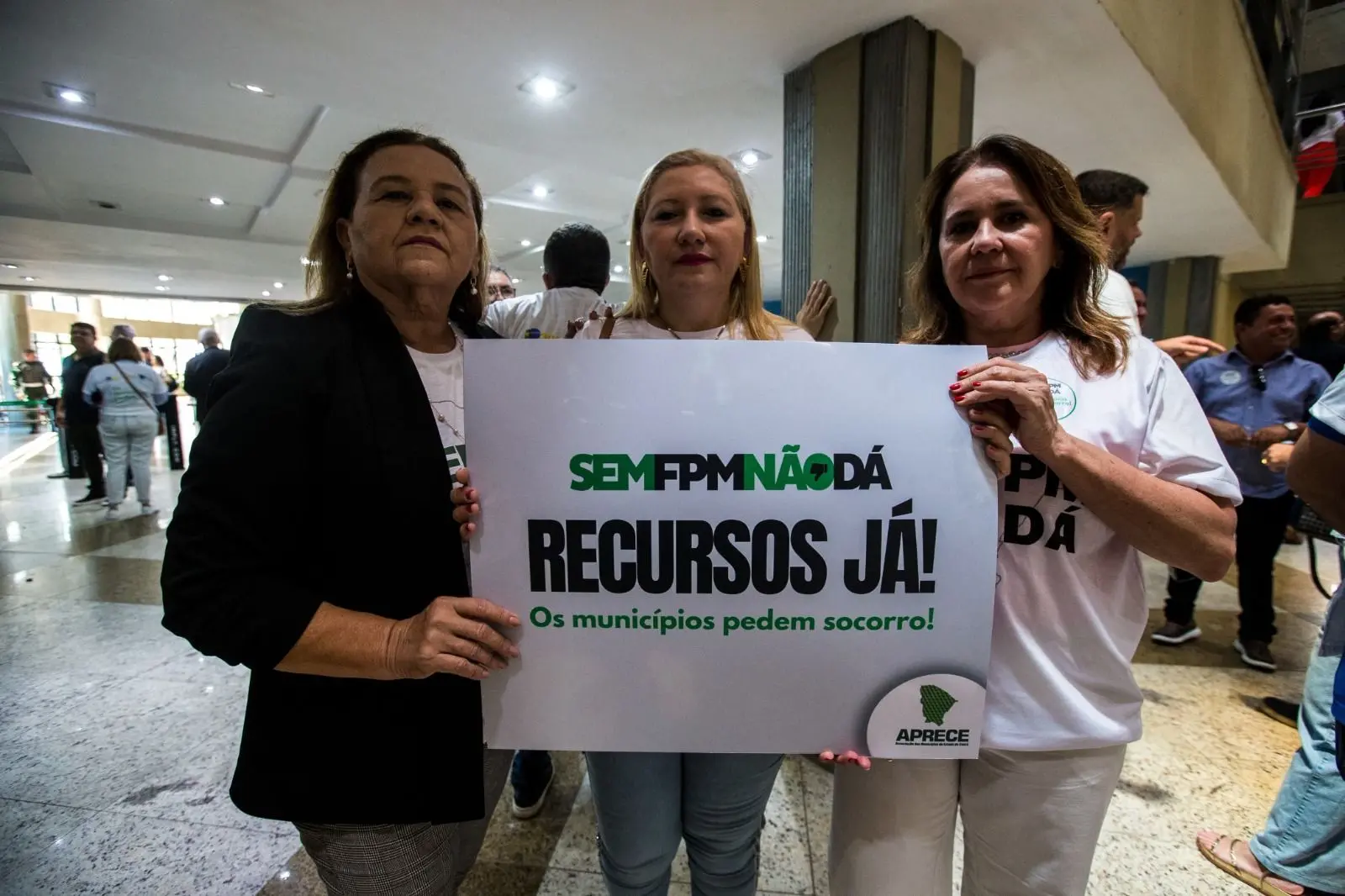 Prefeitas com cartaz do FPM