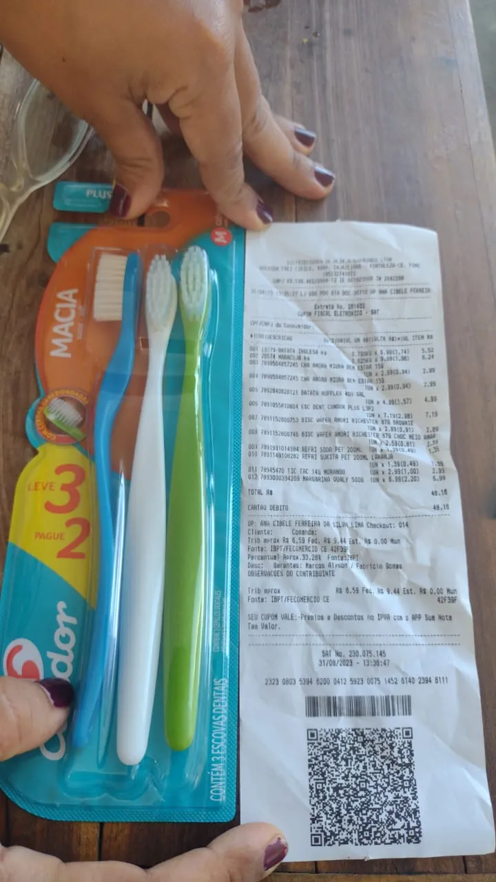 Professora exibe nota fiscal com as compras feitas no supermercado