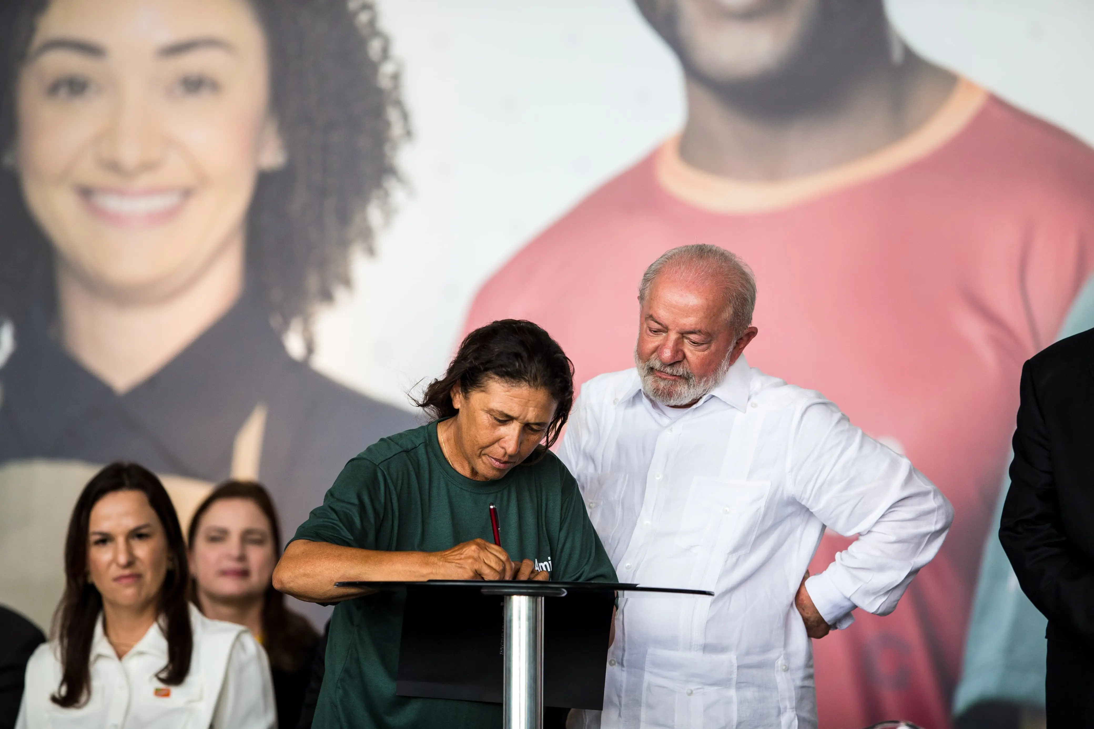 Lula ao lado de uma cearense beneficiada com crédito do BNB