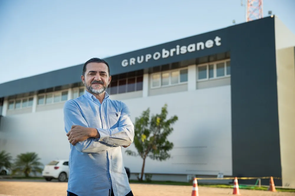 A sede da Brisanet é em Pereiro, município do interior do Ceará, onde José Roberto Nogueira nasceu, cresceu e ainda hoje reside
