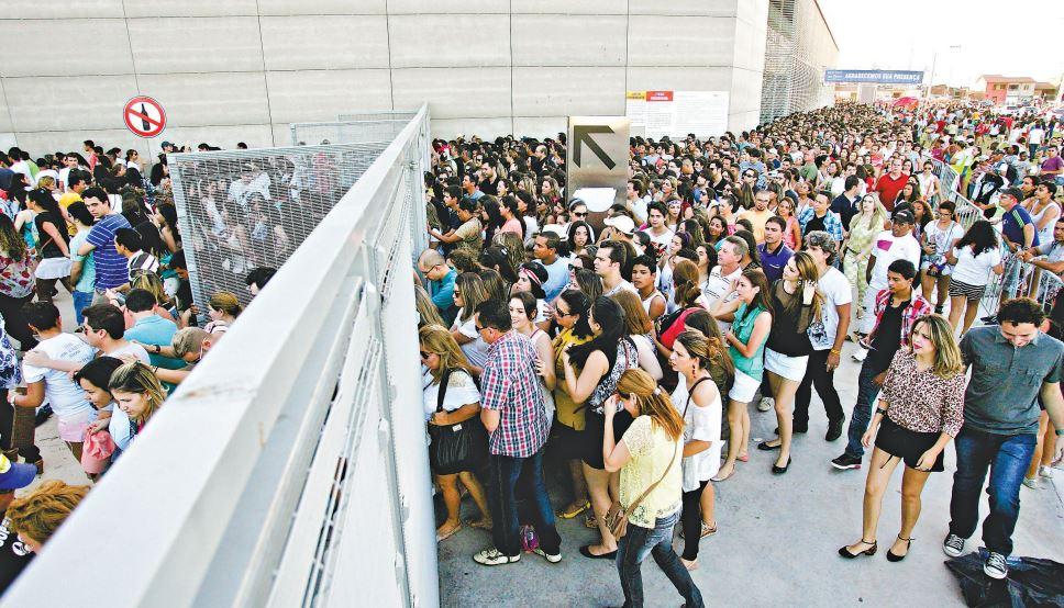 Público na entrada do show de Beyoncé na Arena Castelão