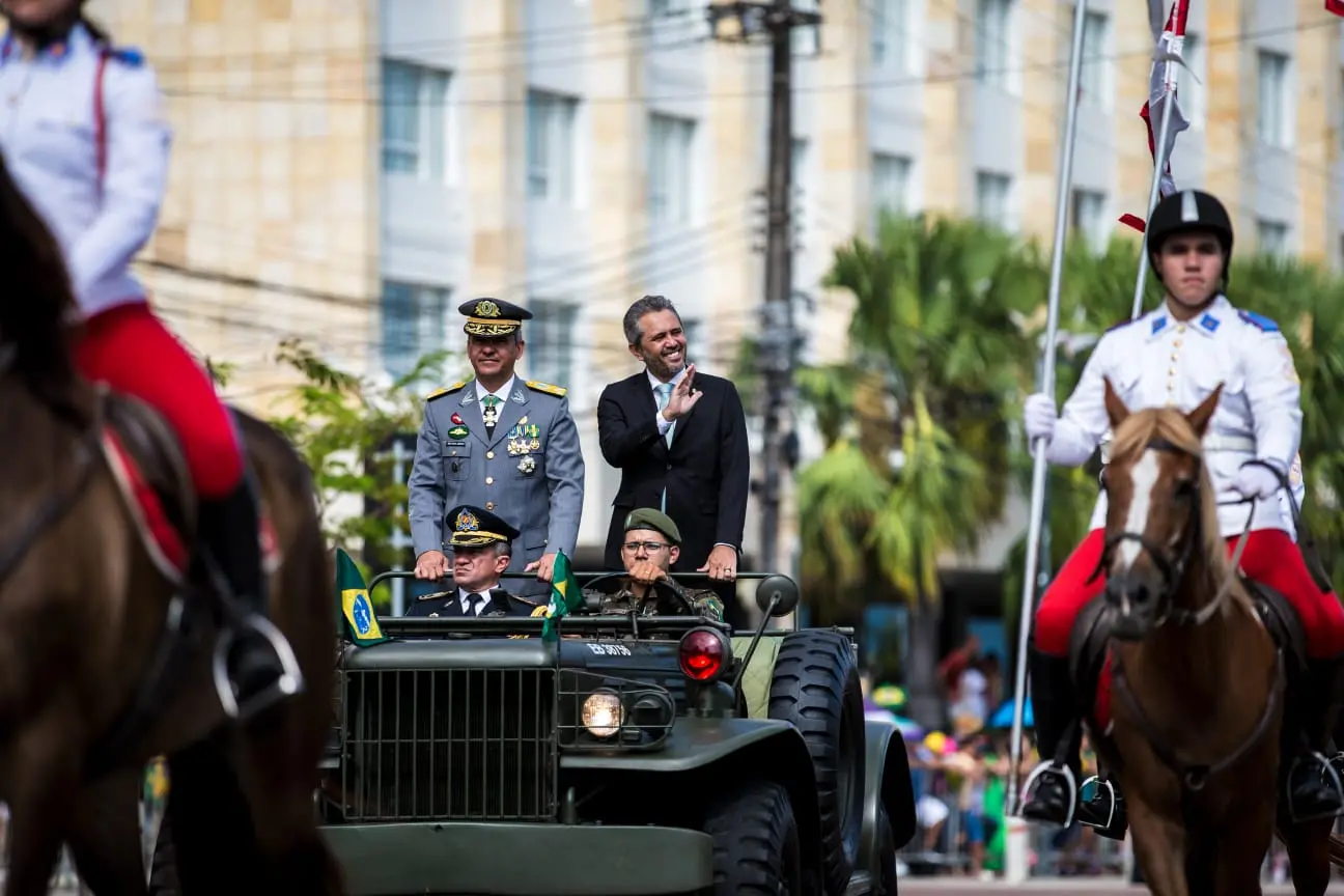 elmano em carro no desfile de 7 de setembro em fortaleza