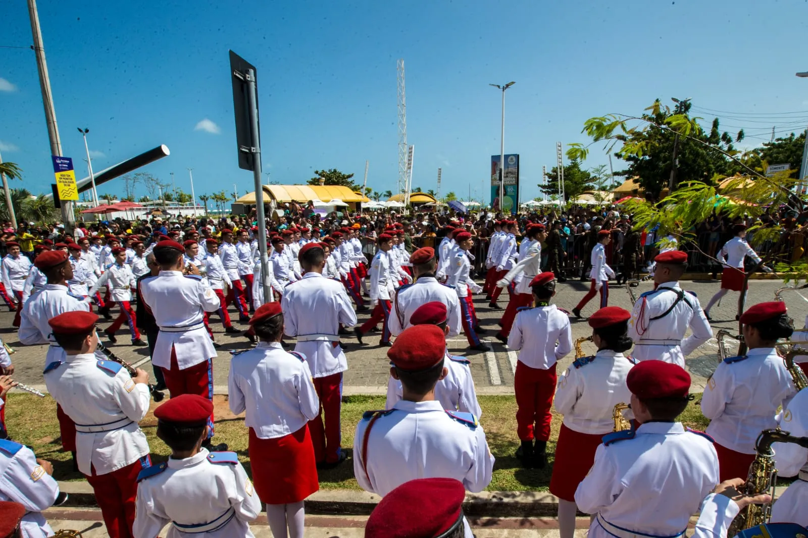 No desfile civil, mais de 3,4 mil alunos de escolas estaduais, municipais e particulares estiveram presentes
