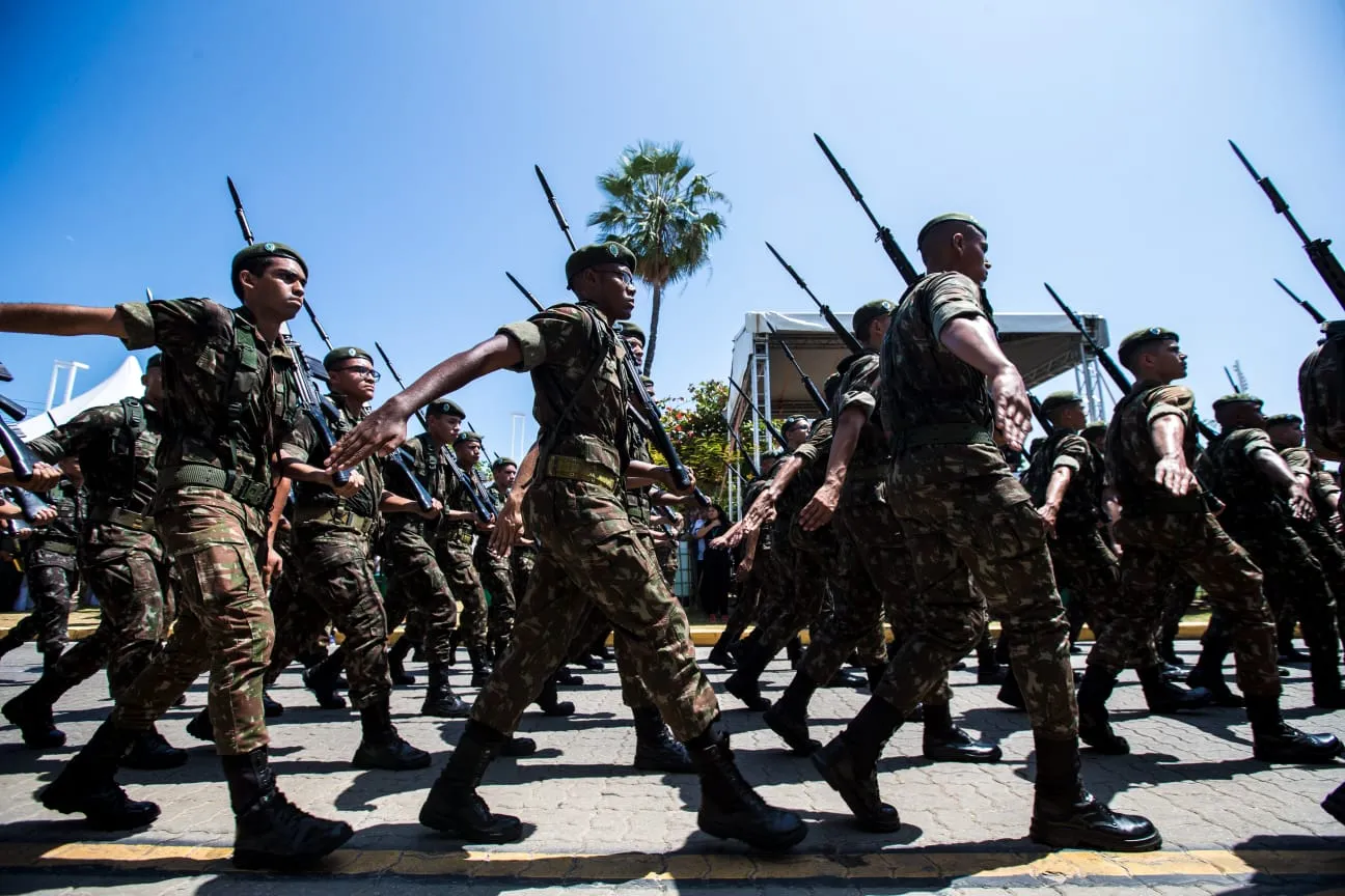 Integrantes do Exército Brasileiros desfilaram sob aplausos na Avenida Beira Mar, em Fortaleza