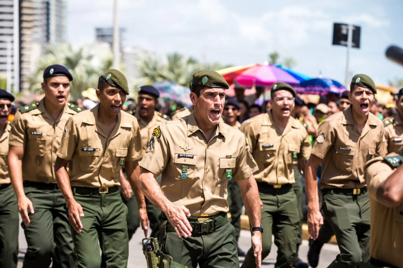 Desfile teve início por volta das 8h30 desta quinta-feira (7)