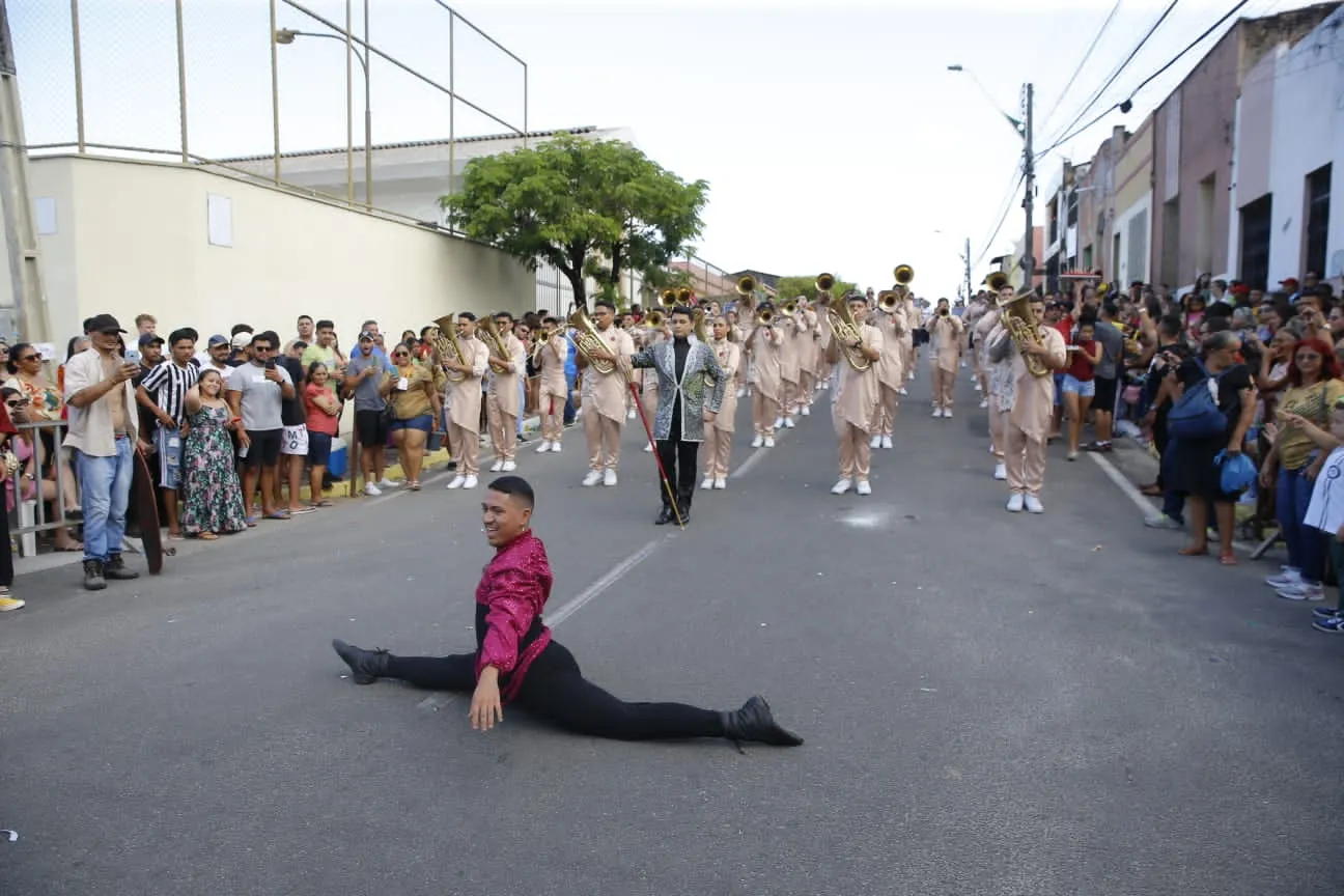 Moradores se reúnem na rua Major Agostinho para acompanhar desfile cívico