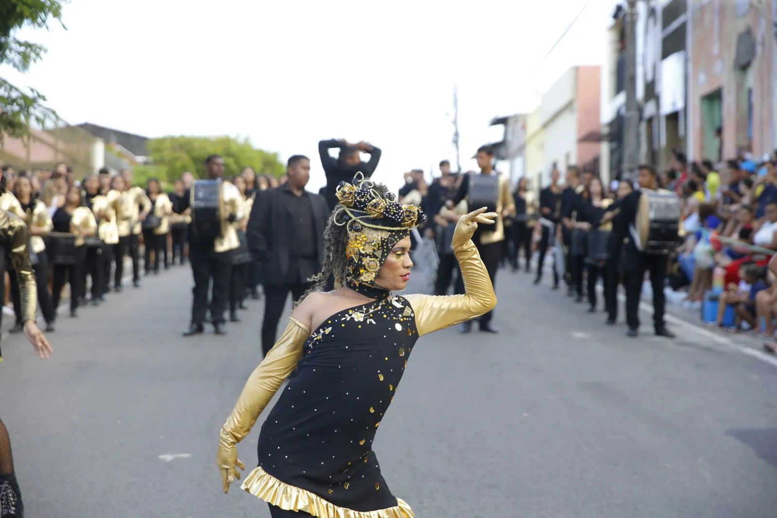 Apresentações musicais e de dança fazem a alegria do público no desfile cívico de Maranguape