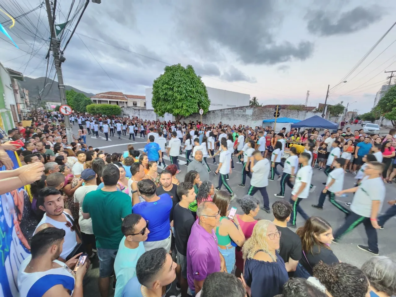 Espectadores de diversas idades acompanham desfile de Maranguape