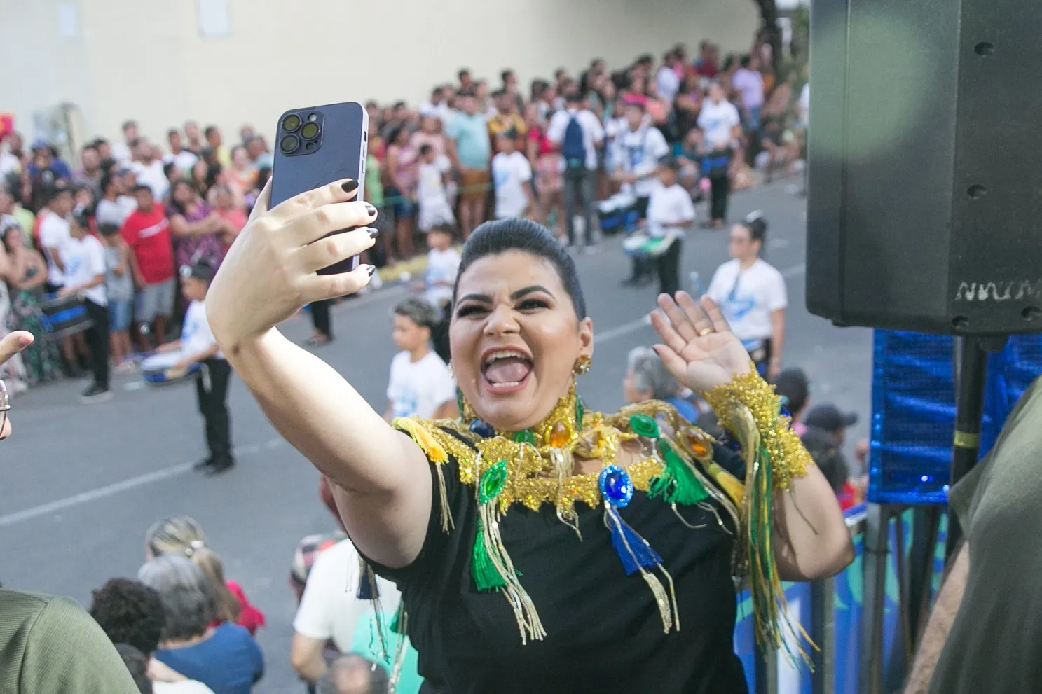 Morgana Camila tem seu próprio camarote na rua Major para acompanhar e comentar os desfiles