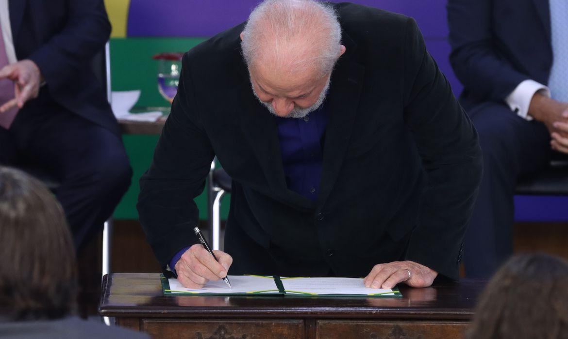 Foto de Lula assinando documento