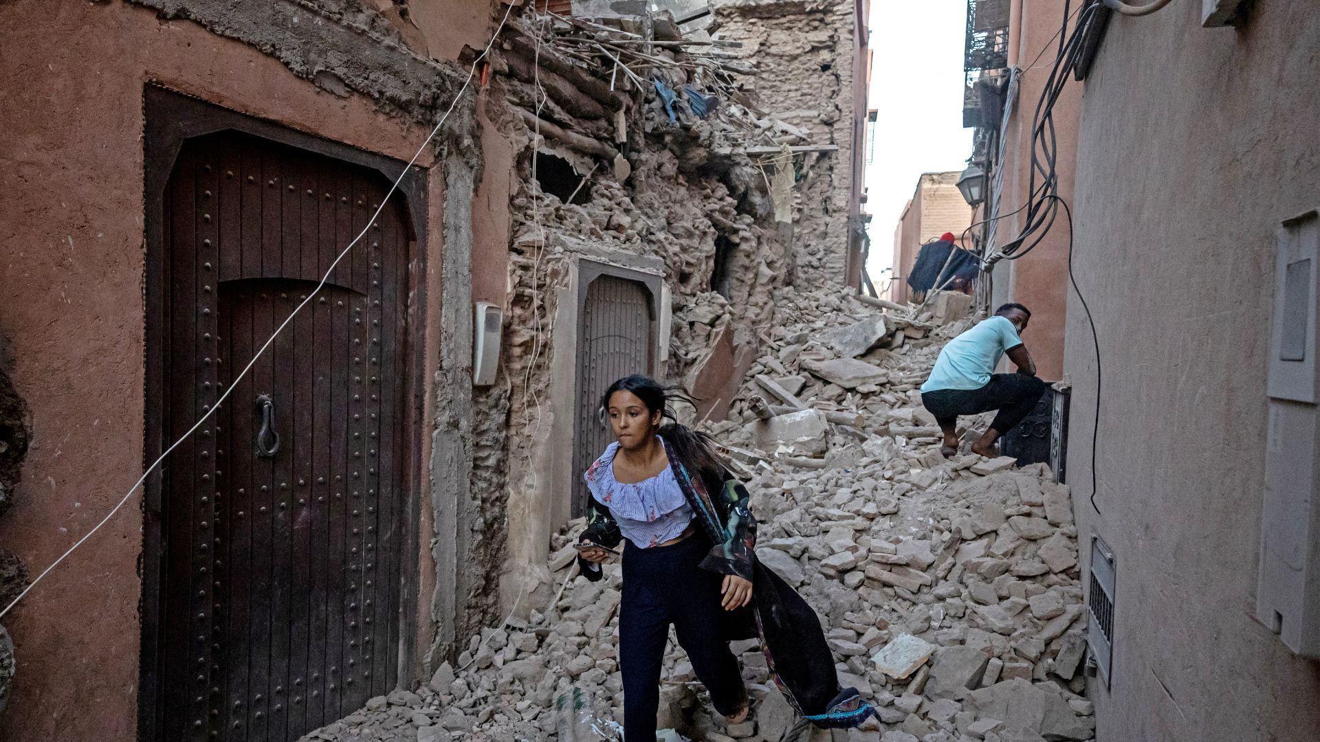 Pessoas em escombros após terremoto no Marrocos