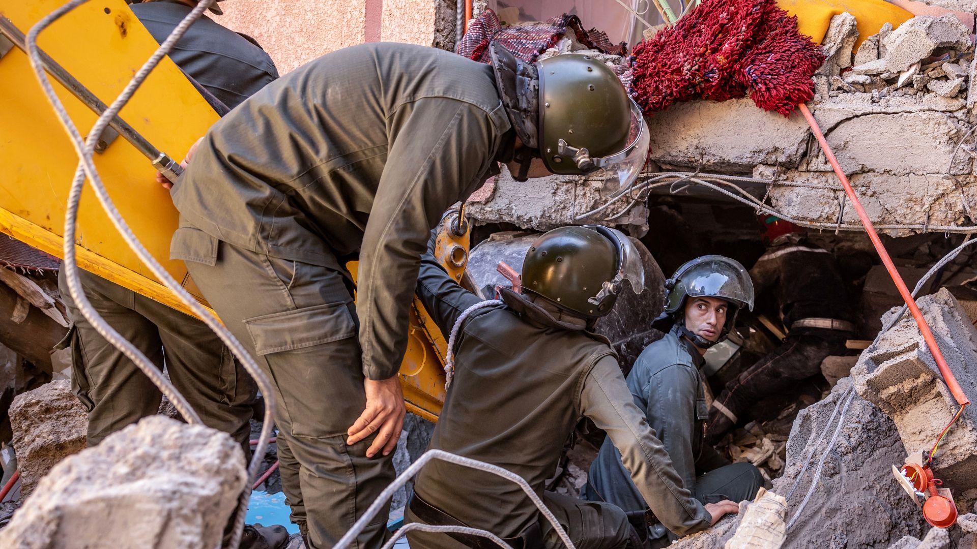 Equipes de resgate socorrem sobreviventes após terremoto no Marrocos