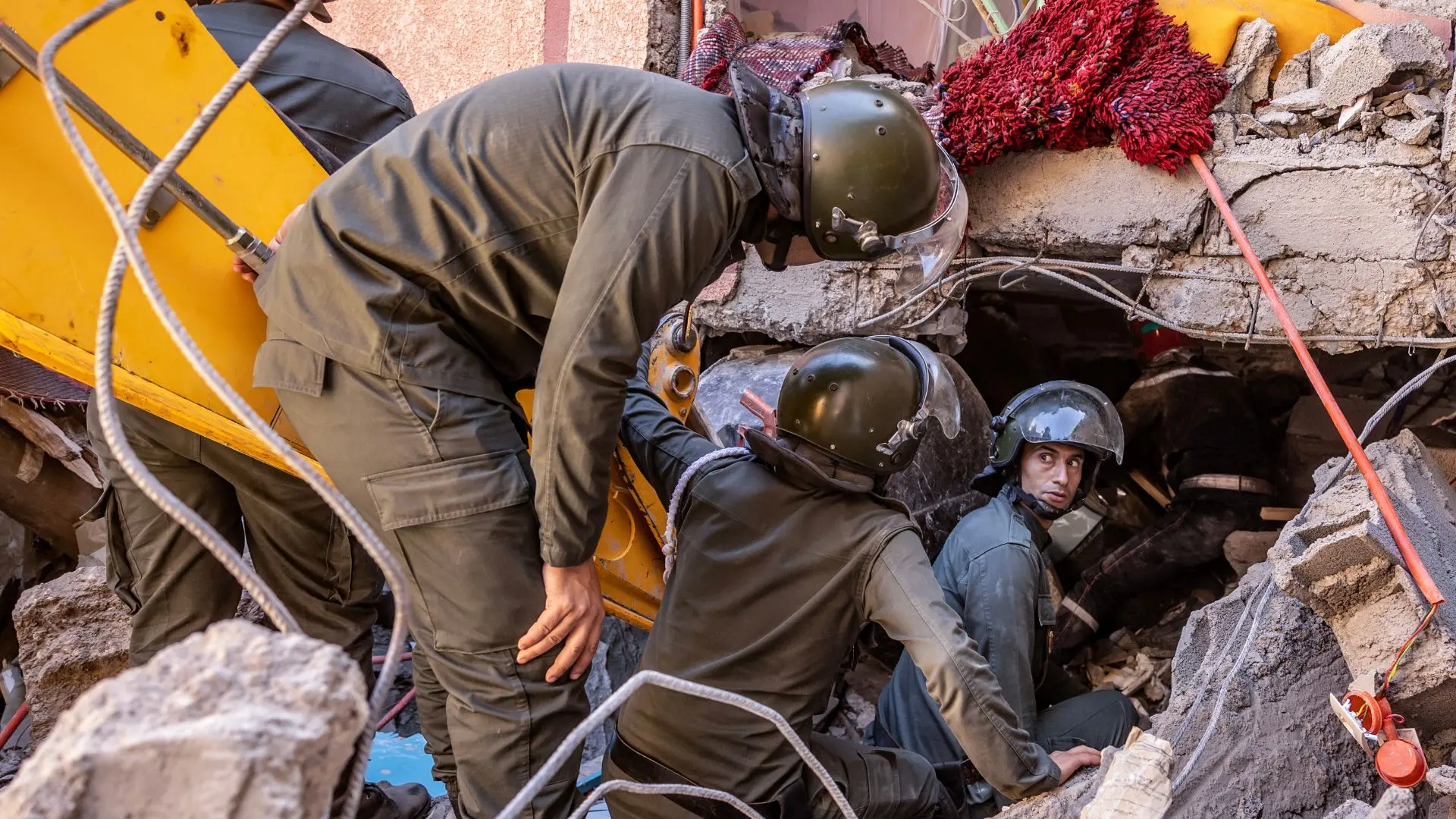 Equipes de resgate socorrem sobreviventes após terremoto no Marrocos