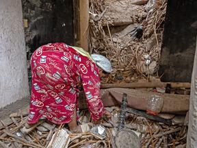 Mulher em escombros após terremoto no Marrocos