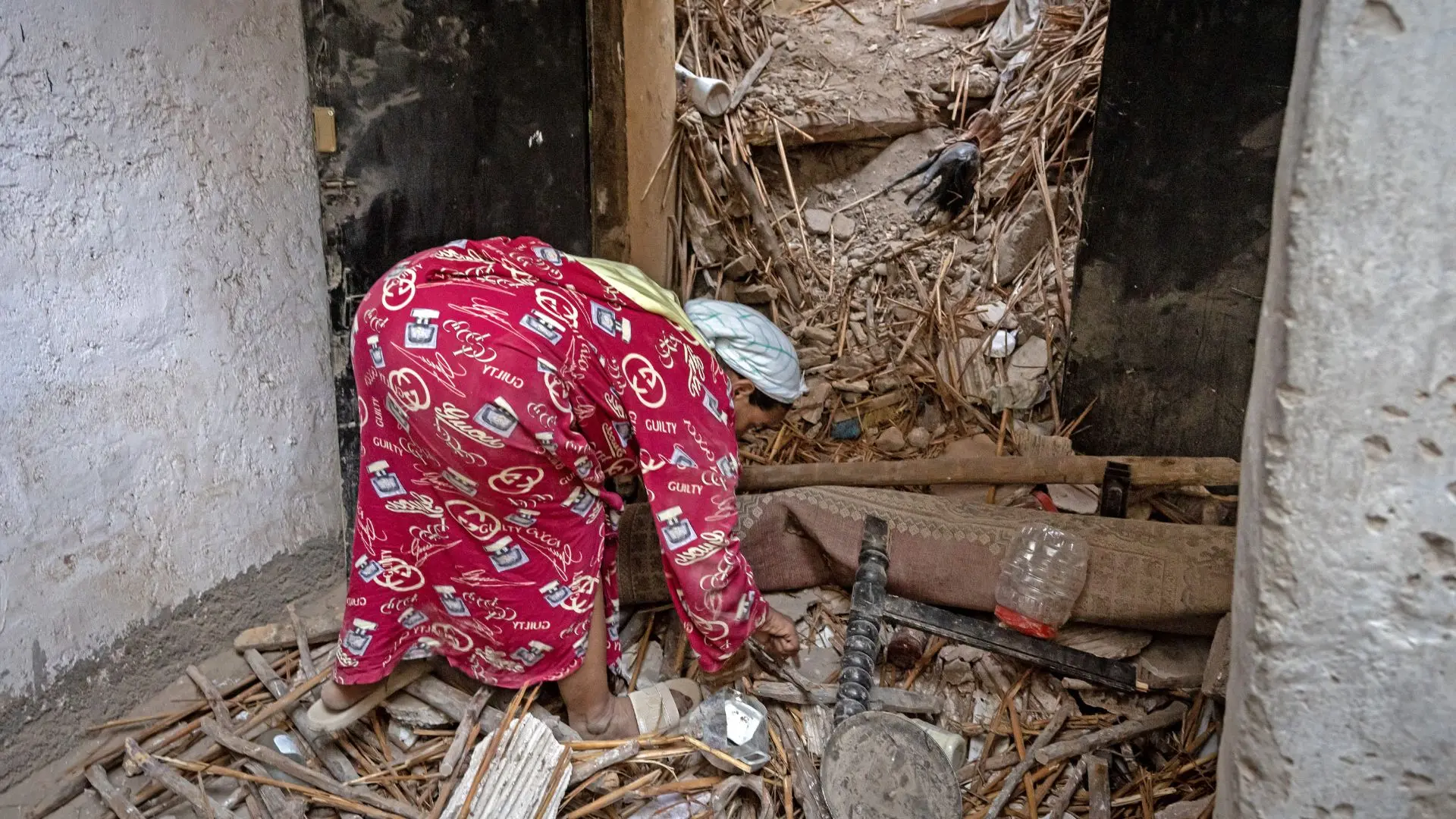 Mulher em escombros após terremoto no Marrocos