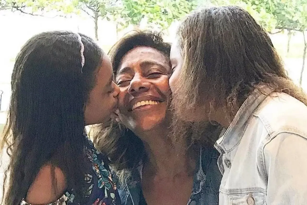 Glória Maria ao lado das filhas