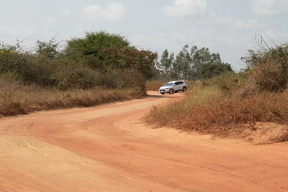 Para quem está em Salitre o acesso às comunidades em questão é possível por uma estrada de terra cujo acesso ocorre pela CE-187 que se conecta à PE-585.