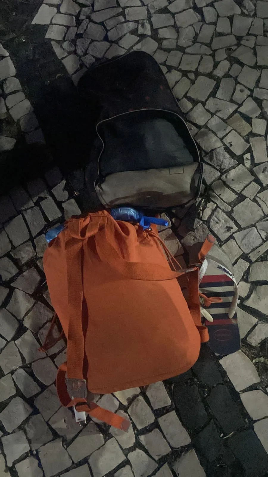 Os PMs devolveram os bens furtados da vítima neste domingo (10)