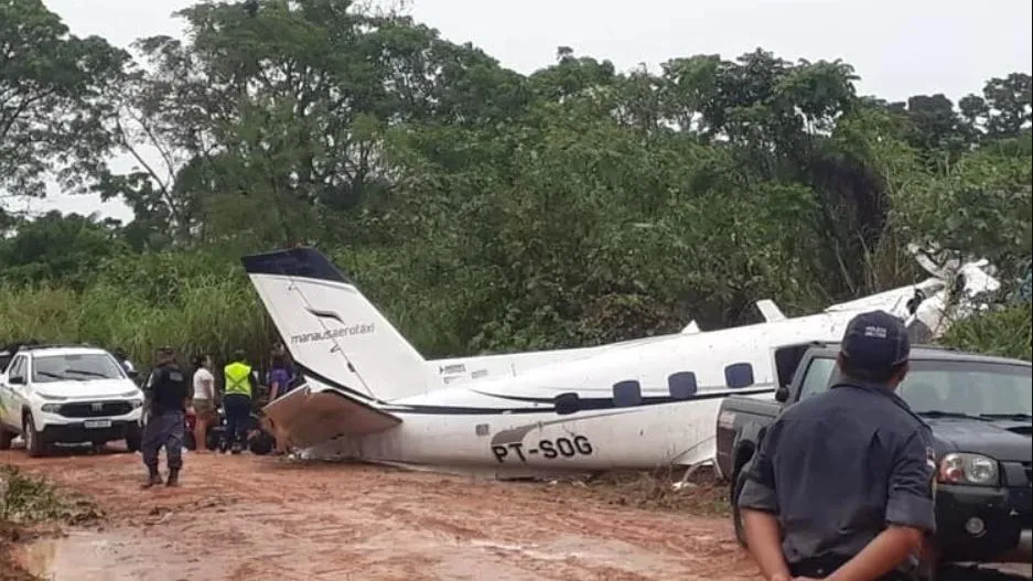 Segundo o governador do Amazonas, o piloto do avião teria “errado o traçado da pista” e batido em alguma estrutura do aeroporto