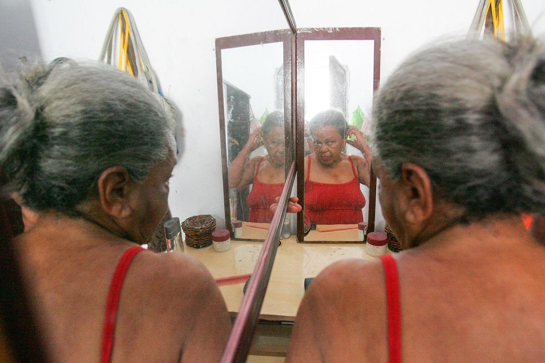 Uiara Santana olha-se em espelho