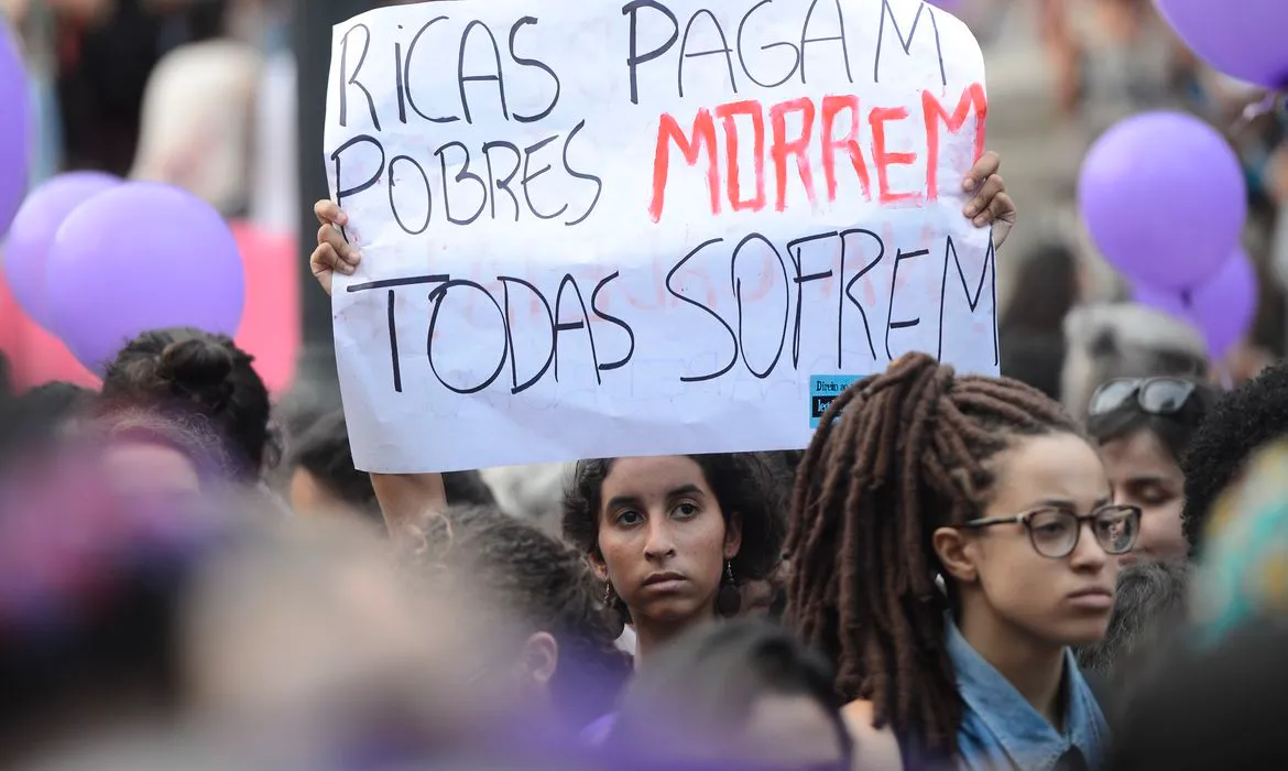 Autor de ação julgada pelo STF, PSOL afirma que criminalização do aborto afeta a dignidade da pessoa humana.
