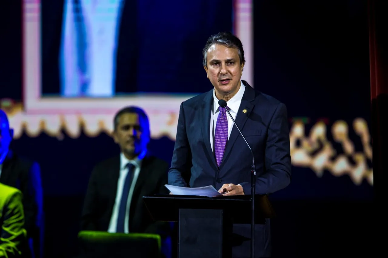 O Ministro da Educação, Camilo Santana, representante dos agraciados no discurso