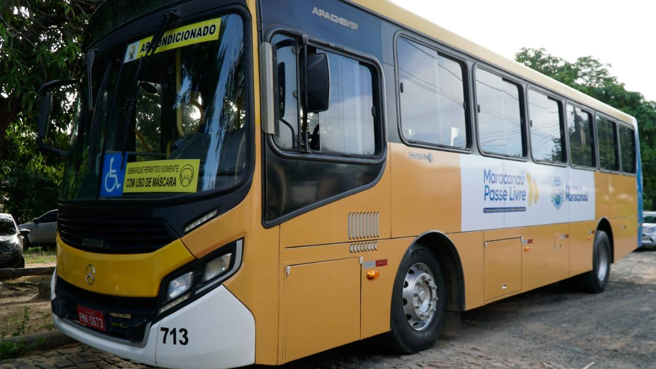Foto de ônibus em Maracanaú.