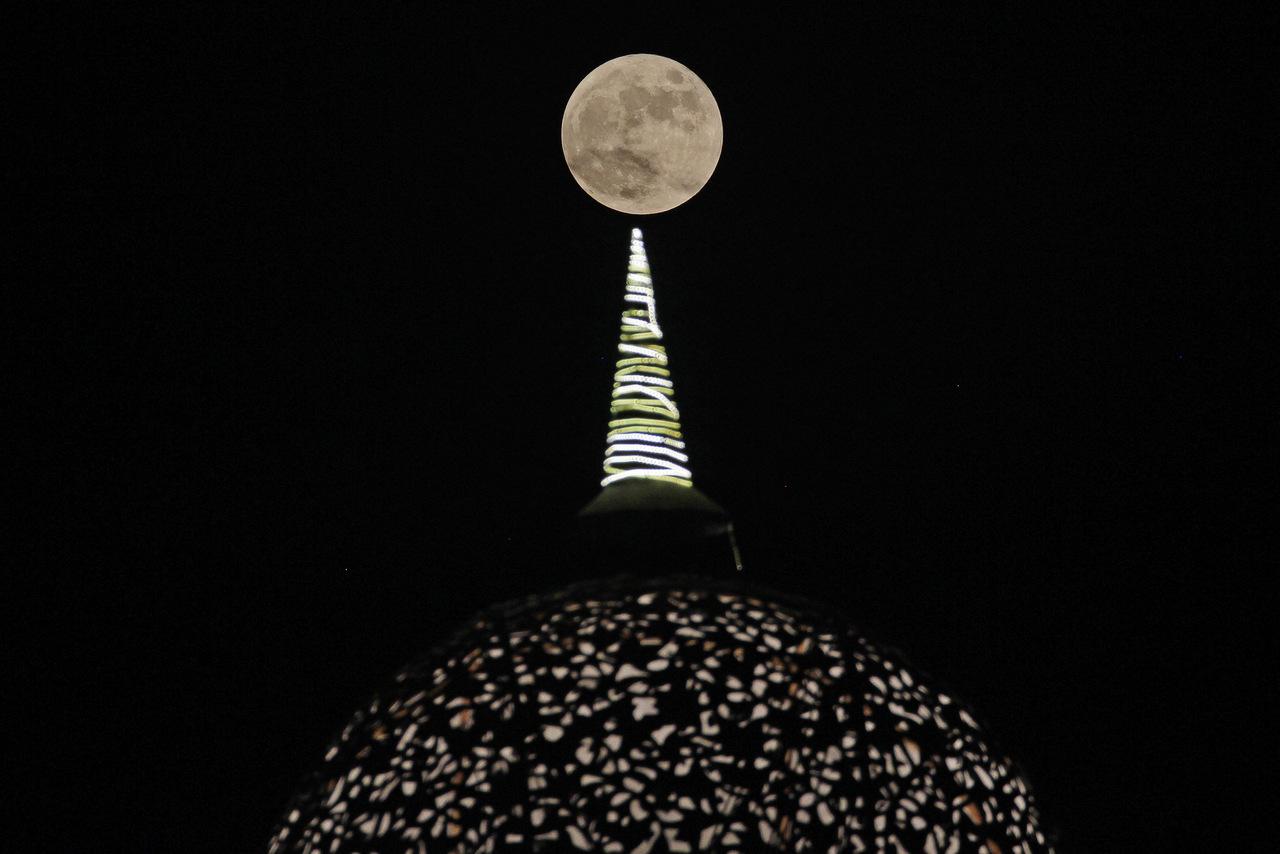 foto da 'Lua da Colheita' vista em Nova Dehli