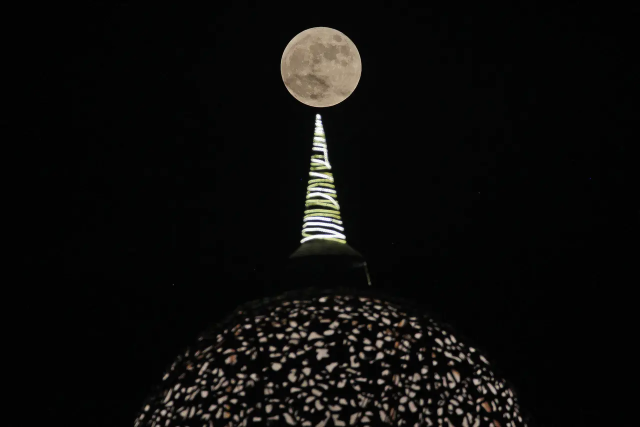 foto da 'Lua da Colheita' vista em Nova Dehli