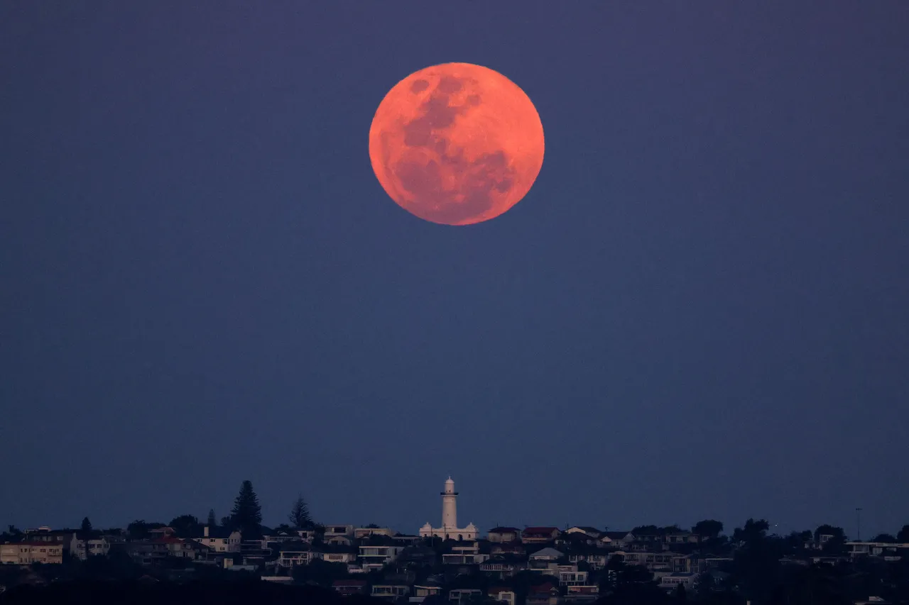 A 'Lua da Colheita' ganhou aspecto avermelhado na Austrália