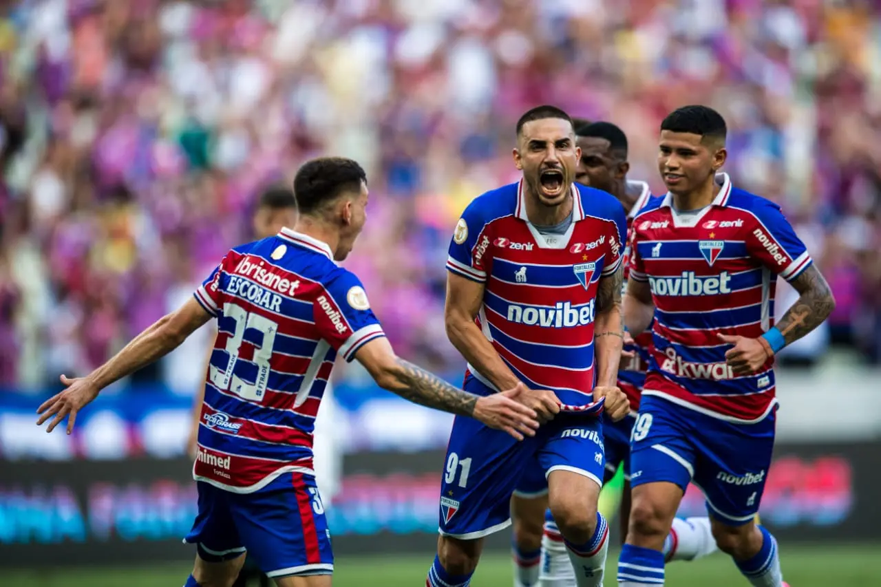 Elenco do Fortaleza comemora um gol