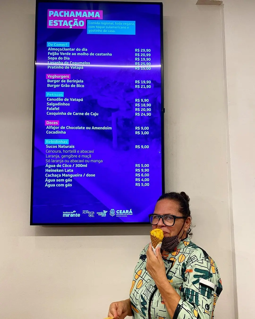 A nutricionista Ariadna Mendes (foto) divide com a filha Karoll Magalhães a gestão do Pachamama Cultural. Em 2023, elas ocuparam um dos restaurantes temporários do Mercado AlimentaCE, na Estação das Artes, com gastronomia vegana