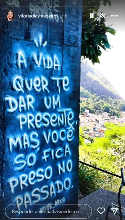 “A vida quer te dar um presente, mas você só fica preso no passado”, mostra a imagem publicada pela jovem nos Stories do Instagram
