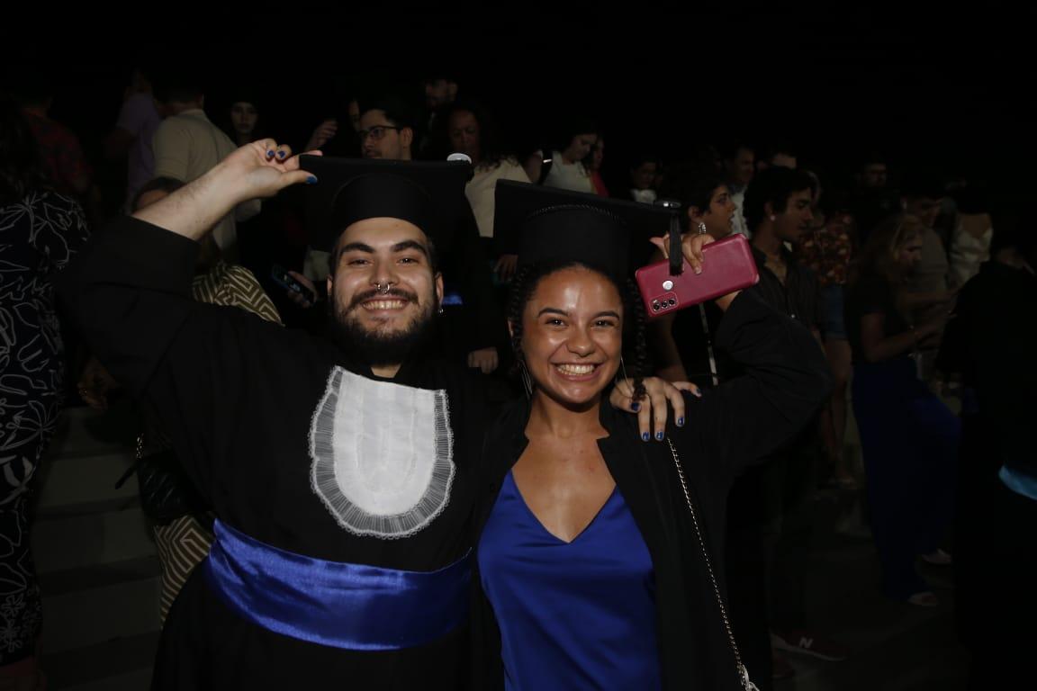 Lorena Carvalho, 24, e Eduardo Lins, 25, do curso de Publicidade da UFC em colação de grau