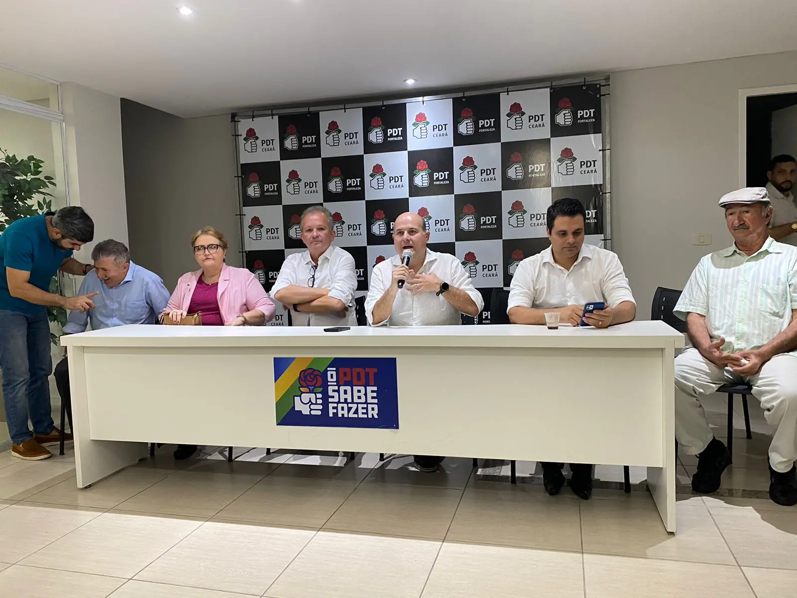 Cristhinna Brasil ao lado do presidente nacional interino, André Figueiredo, em evento do PDT na quinta-feira (5)