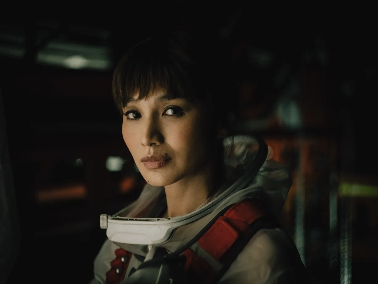 Maya (Gemma Chan), a esposa do agente especial americano, foi criada por máquinas inteligentes
