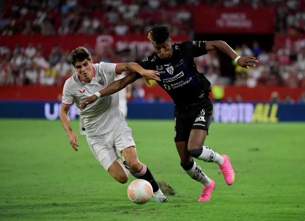 Atletas disputam bola