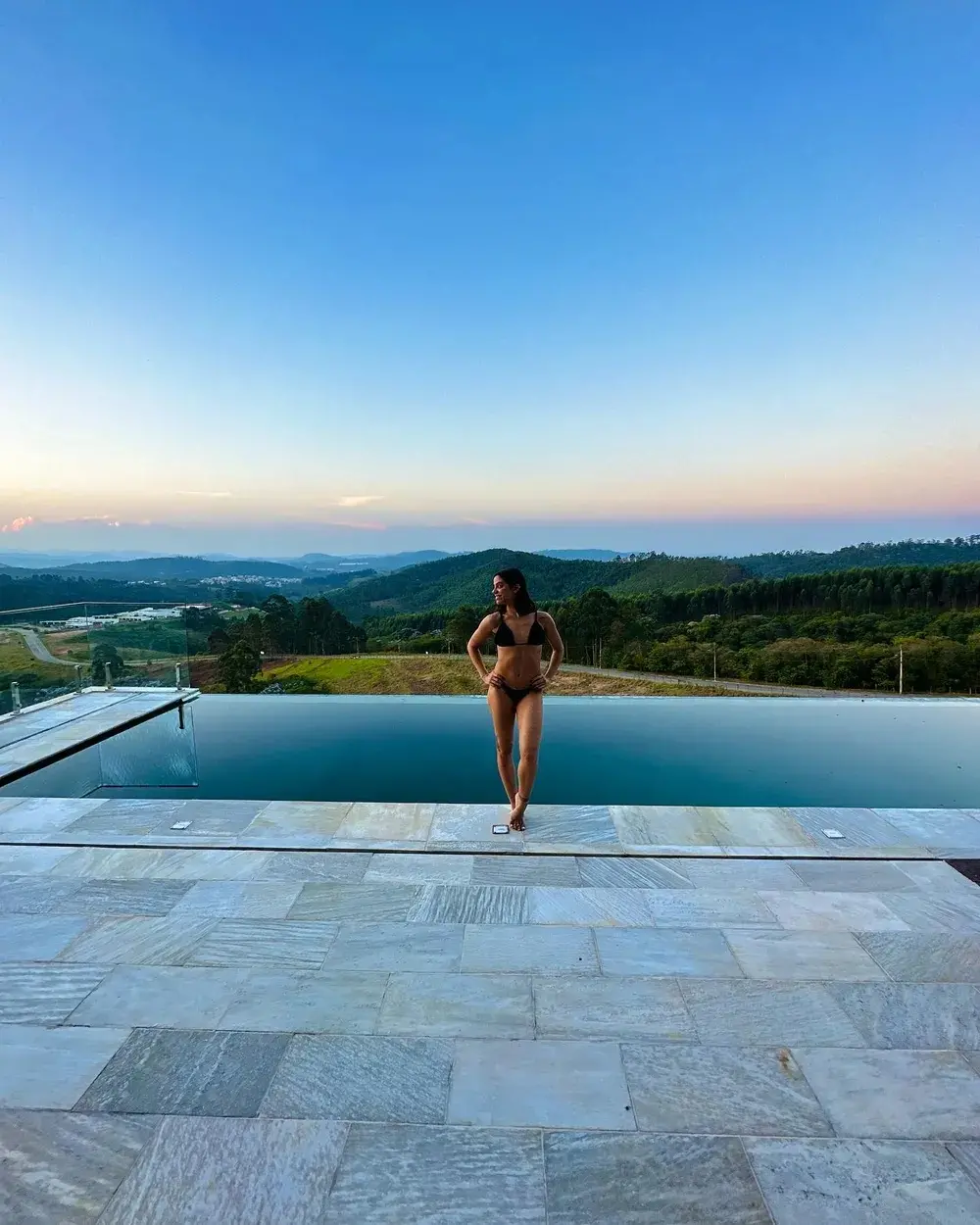 Vista da piscina do imóvel