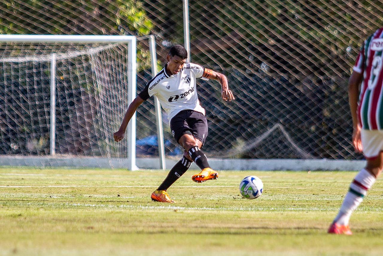 Volante João contra o Fluminense no Sub-20