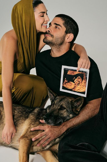 Fernanda Paes Leme, Victor Sampaio e cachorro do casal posam para foto de anúncio da primeira gravidez do casal