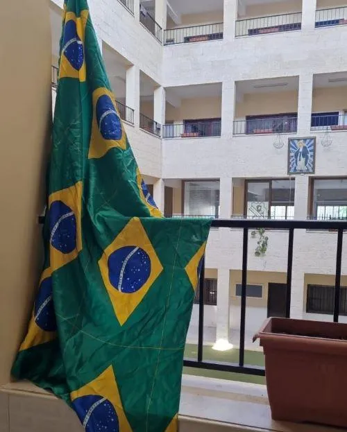 Bandeira do Brasil na escola que funciona como abrigo em Gaza.