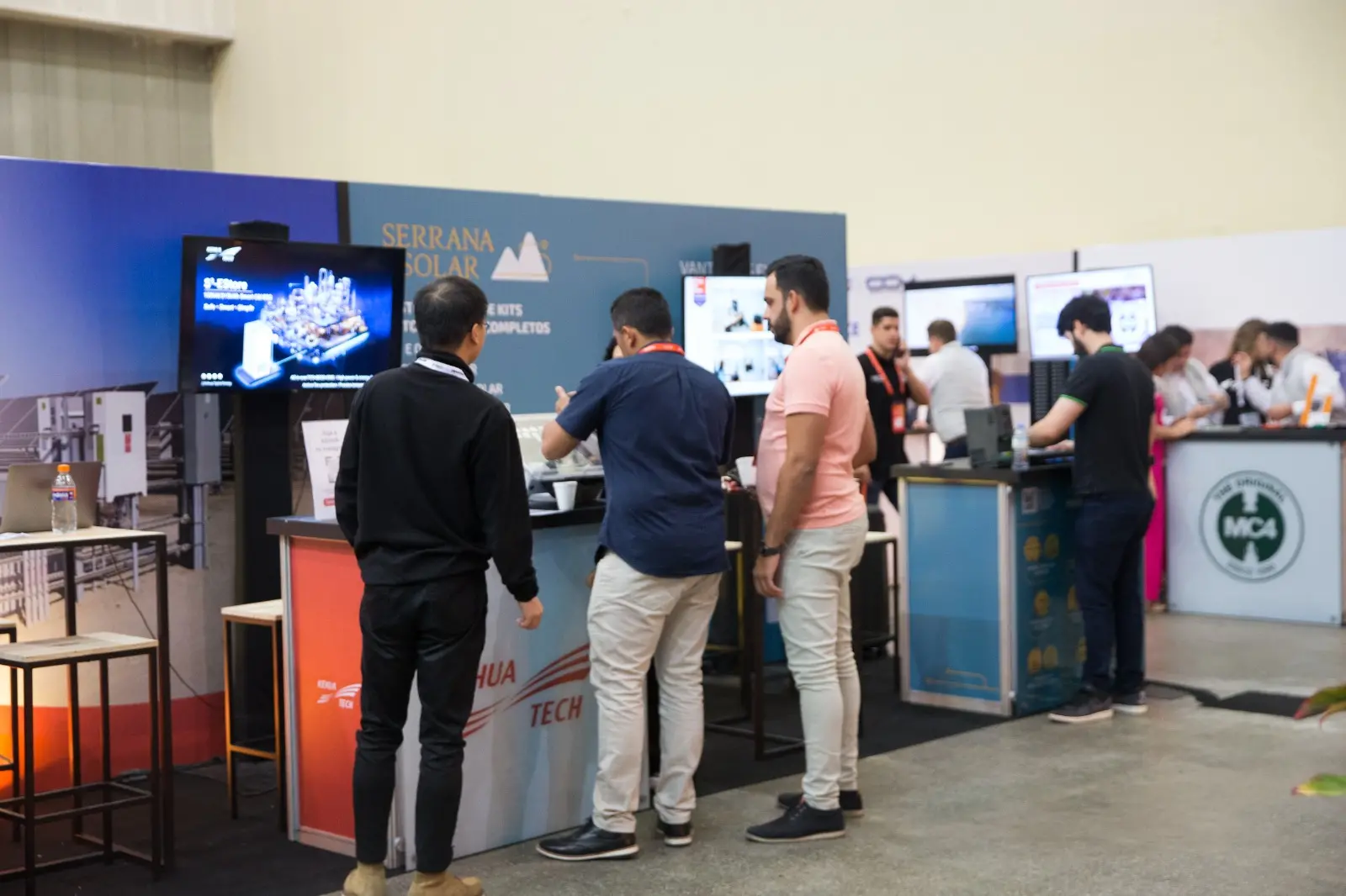 pessoas participando de evento