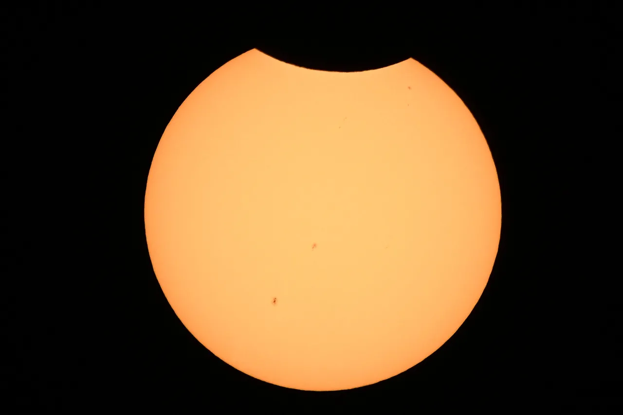 A lua sobreposta ao sol em Albuquerque, no Novo México, nos Estados Unidos