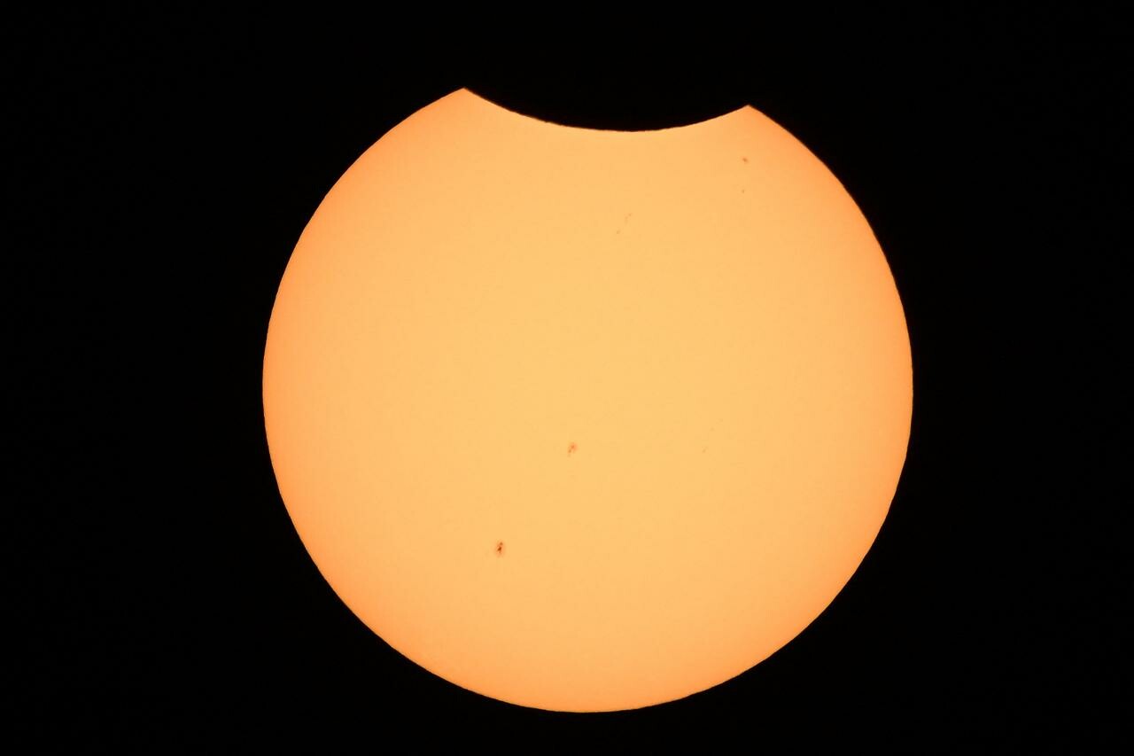 Foto da lua sobreposta ao sol nos Estados Unidos