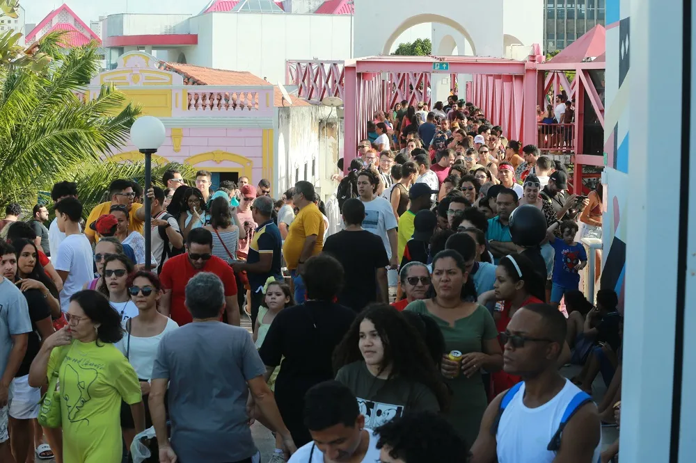 Toda a passarela e a rampa do Dragão do Mar ficaram tomadas de pessoas para o evento