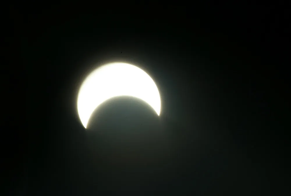 O eclipse solar anular acontece quando a lua passa entre a Terra e o Sol, cobrindo parte da estrela e deixando um 